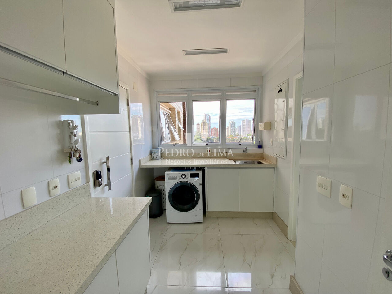 Apartamento 4 quartos  sendo 2 suítes e 4 vagas - Condomínio Maria Montessiori