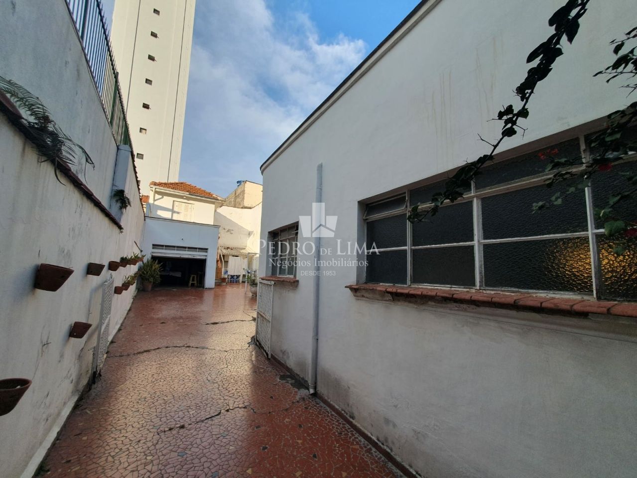 Sobrado em região nobre do Belém em terreno com aproximadamente. 300m² a 170m² de área construída. 