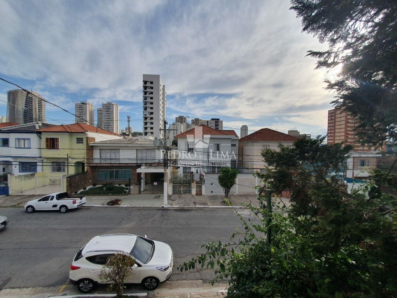Sobrado em região nobre do Belém em terreno com aproximadamente. 300m² a 170m² de área construída. 