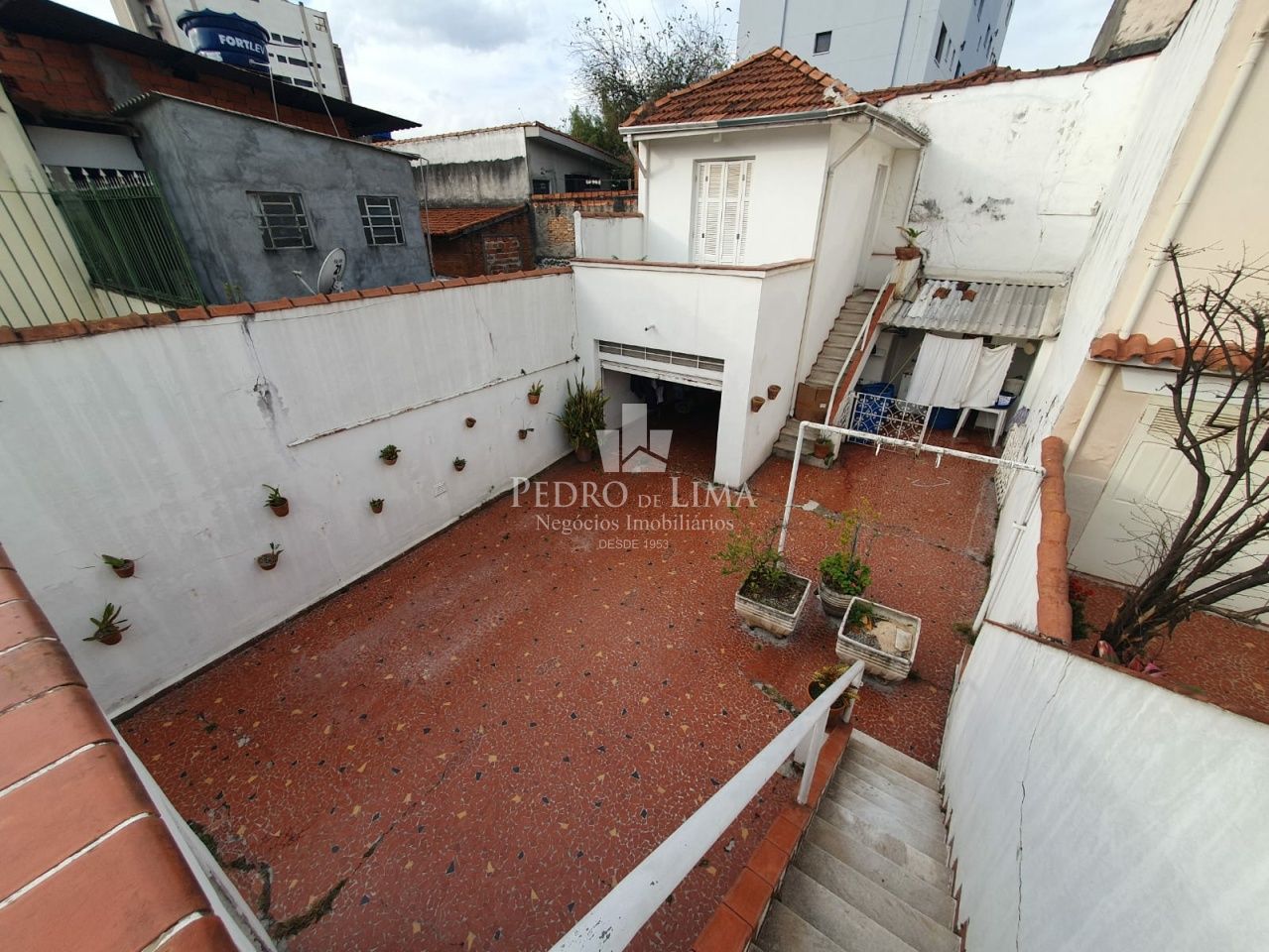 Sobrado em região nobre do Belém em terreno com aproximadamente. 300m² a 170m² de área construída. 