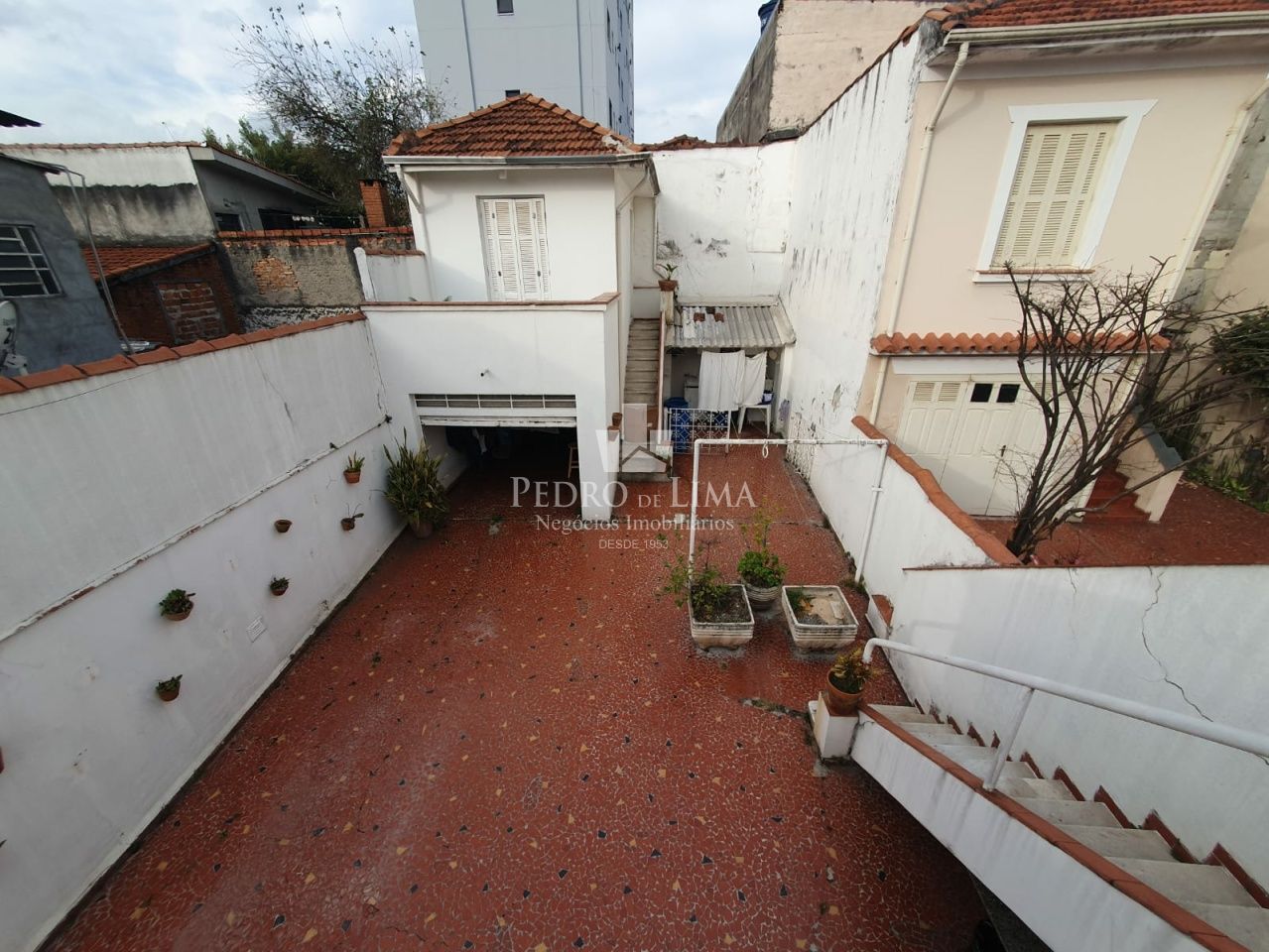 Sobrado em região nobre do Belém em terreno com aproximadamente. 300m² a 170m² de área construída. 