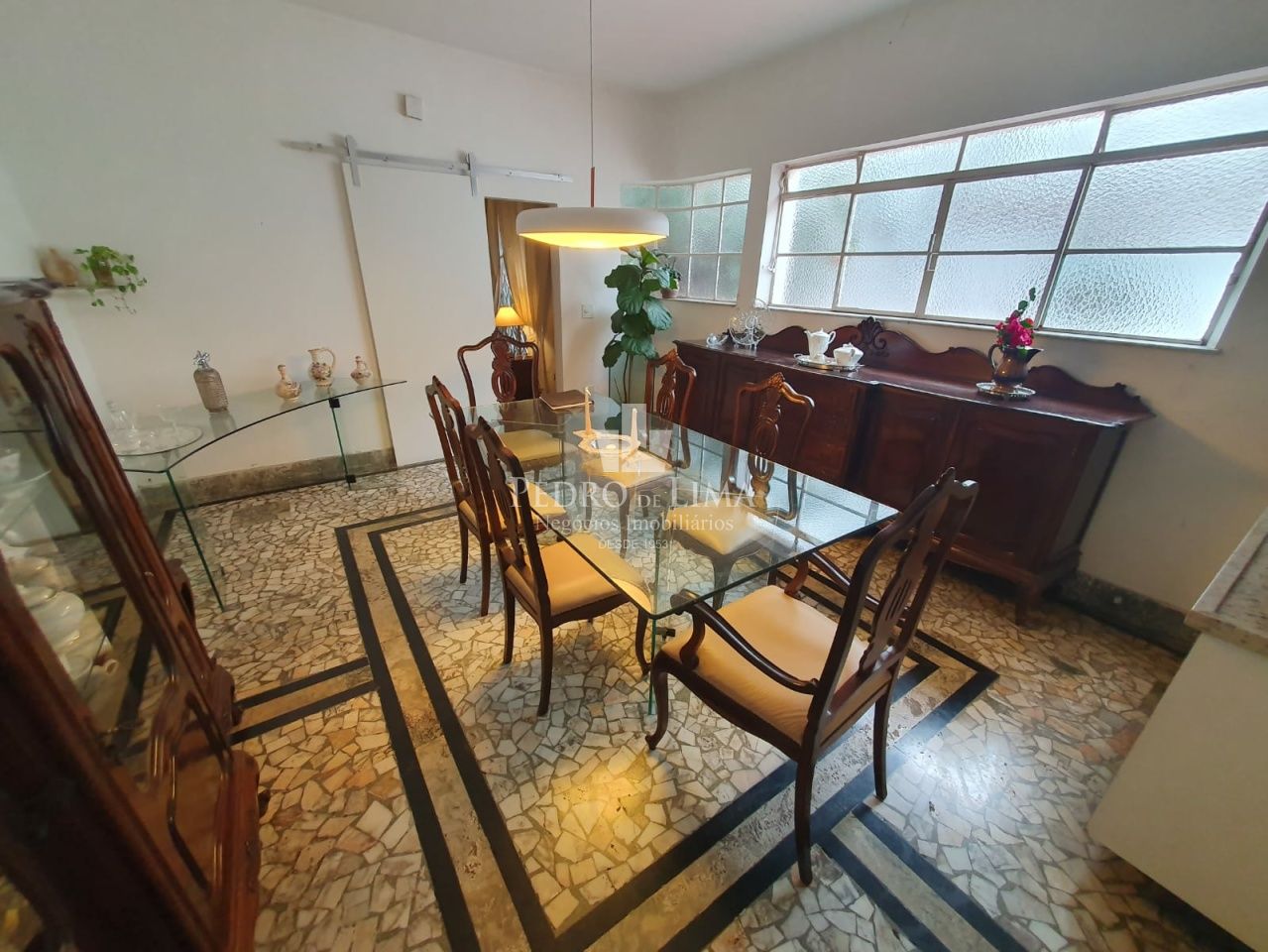 Sobrado em região nobre do Belém em terreno com aproximadamente. 300m² a 170m² de área construída. 