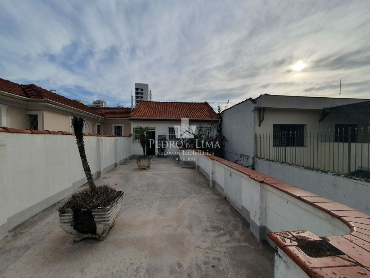 Sobrado em região nobre do Belém em terreno com aproximadamente. 300m² a 170m² de área construída. 