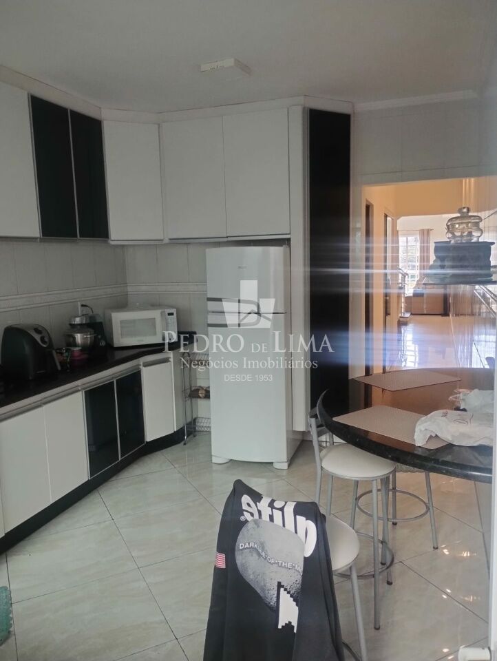 Sobrado com 3 dormitórios, escritório, espaço gourmet e mobiliado no Jardim Hercília