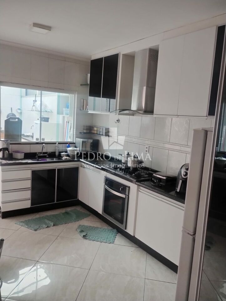 Sobrado com 3 dormitórios, escritório, espaço gourmet e mobiliado no Jardim Hercília
