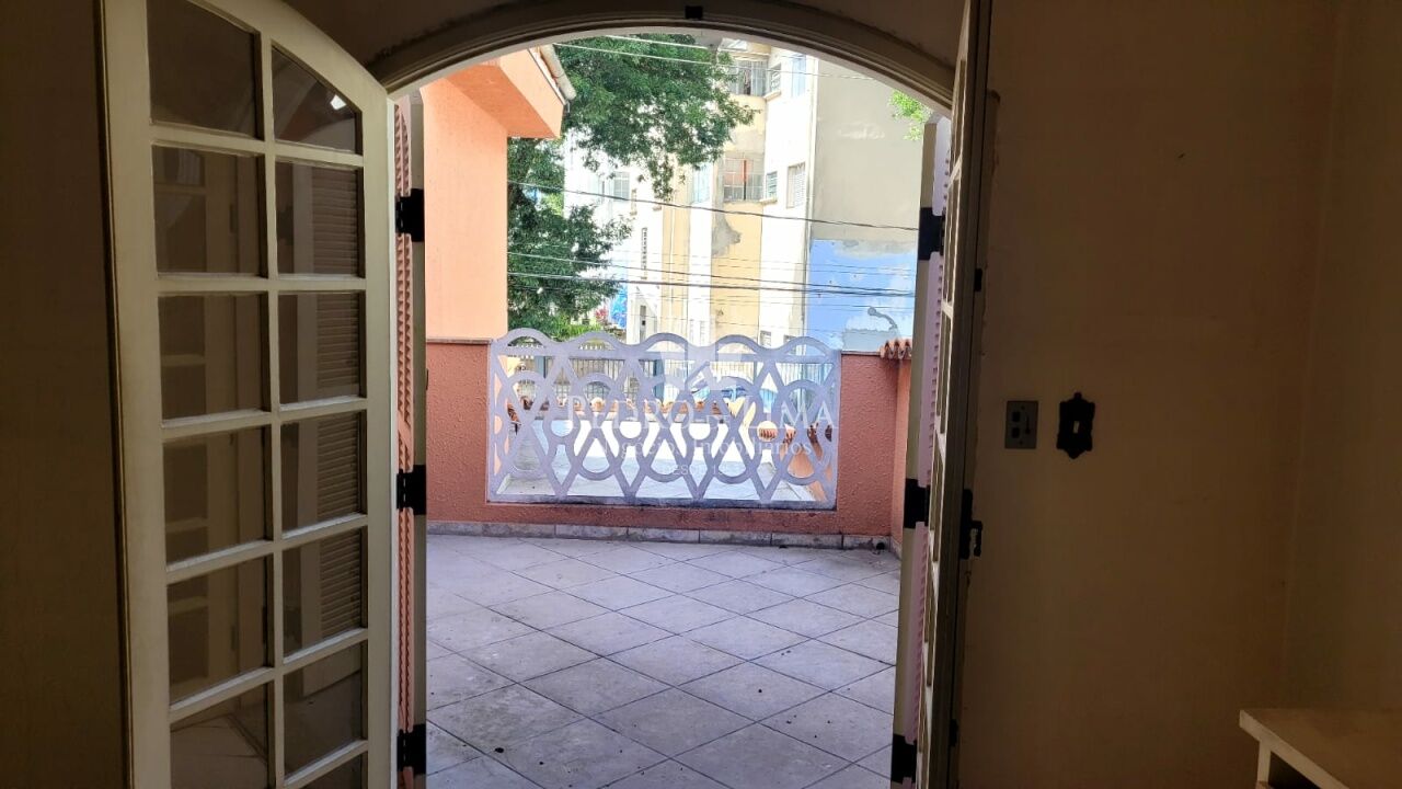 Sobrado Frontal, contendo 5 vagas, 3 suítes com armários, 2 suítes com sacadas, 3 salas, piscina.