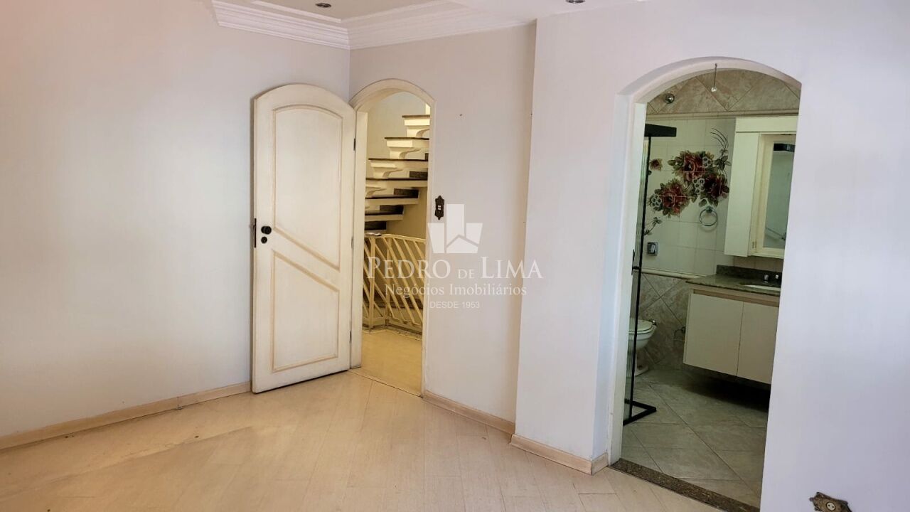 Sobrado Frontal, contendo 5 vagas, 3 suítes com armários, 2 suítes com sacadas, 3 salas, piscina.