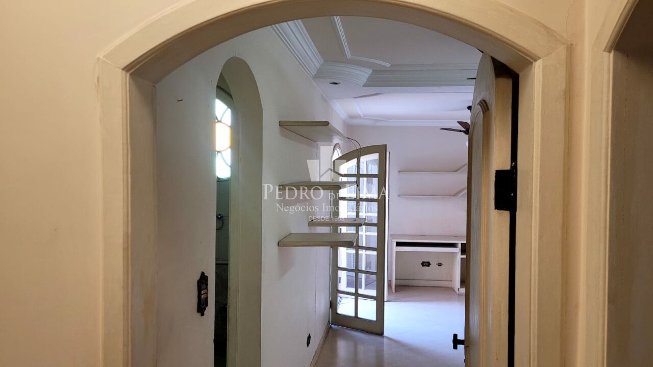 Sobrado Frontal, contendo 5 vagas, 3 suítes com armários, 2 suítes com sacadas, 3 salas, piscina.