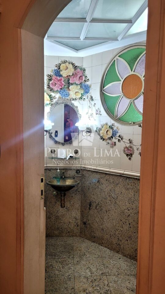 Sobrado Frontal, contendo 5 vagas, 3 suítes com armários, 2 suítes com sacadas, 3 salas, piscina.