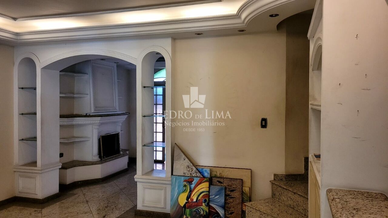 Sobrado Frontal, contendo 5 vagas, 3 suítes com armários, 2 suítes com sacadas, 3 salas, piscina.