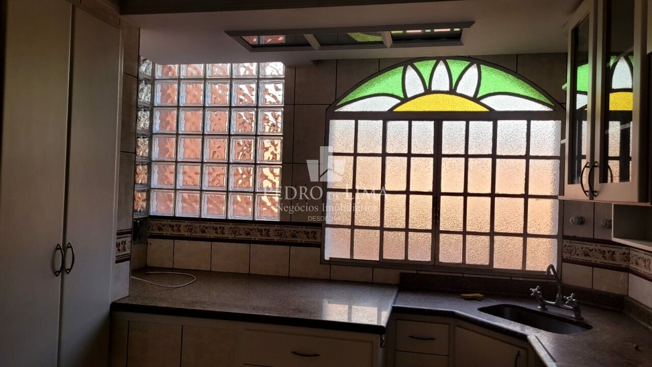 Sobrado Frontal, contendo 5 vagas, 3 suítes com armários, 2 suítes com sacadas, 3 salas, piscina.