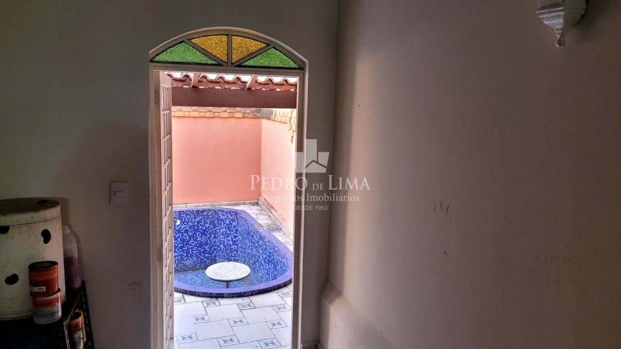 Sobrado Frontal, contendo 5 vagas, 3 suítes com armários, 2 suítes com sacadas, 3 salas, piscina.