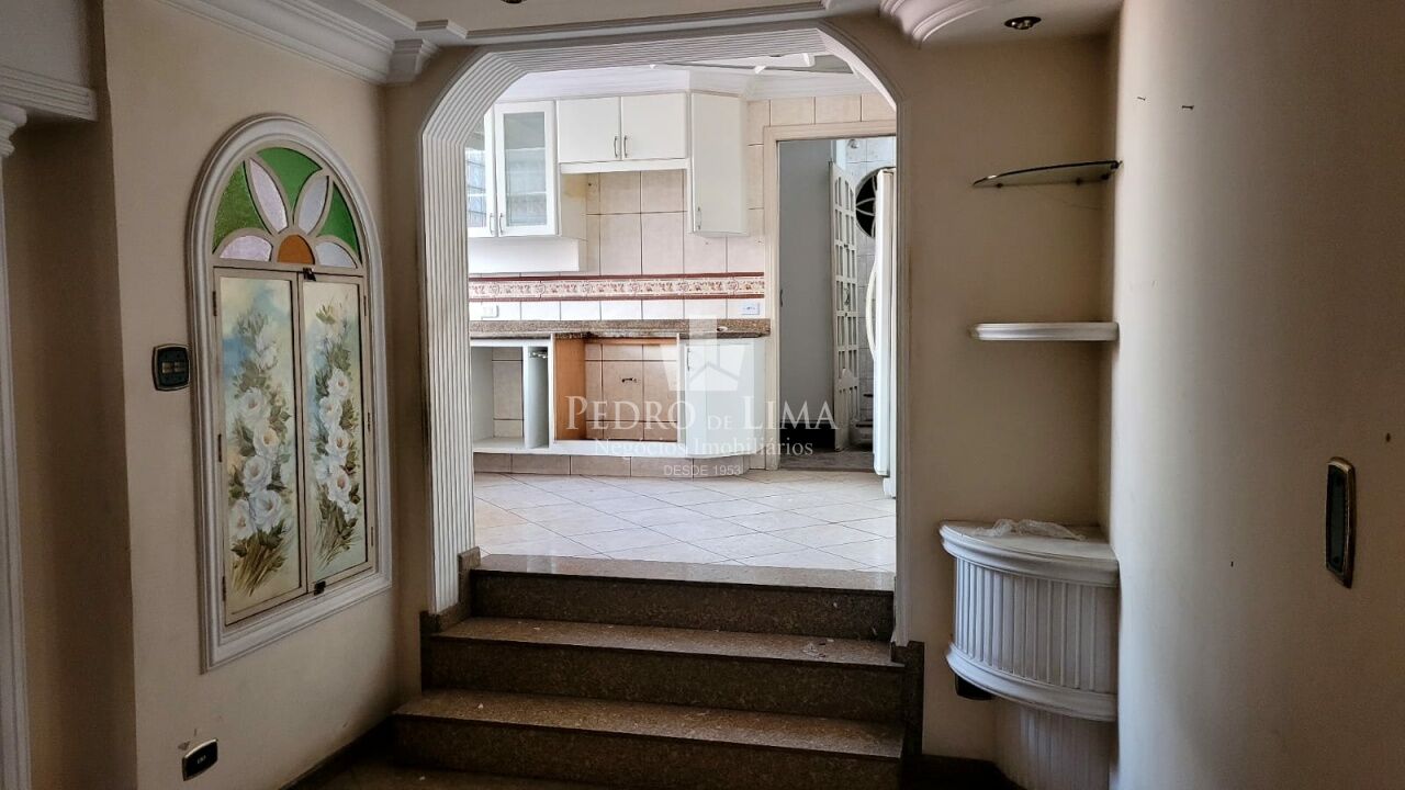 Sobrado Frontal, contendo 5 vagas, 3 suítes com armários, 2 suítes com sacadas, 3 salas, piscina.
