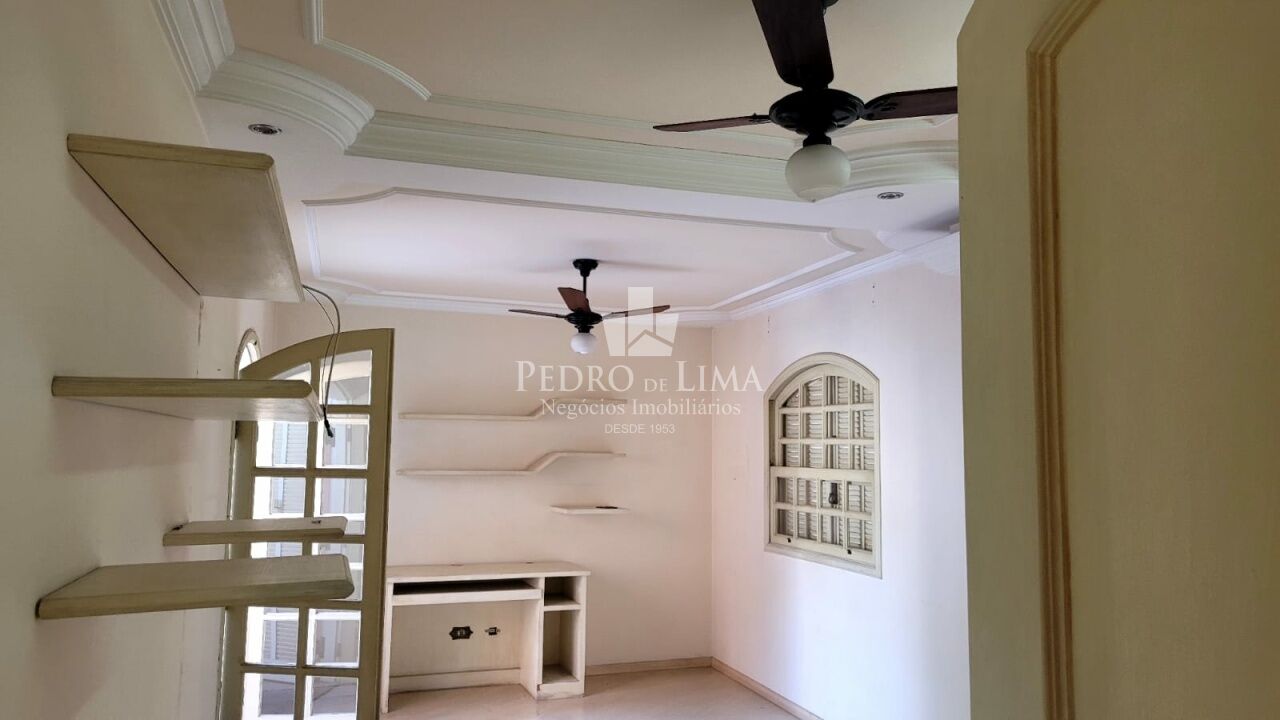 Sobrado Frontal, contendo 5 vagas, 3 suítes com armários, 2 suítes com sacadas, 3 salas, piscina.