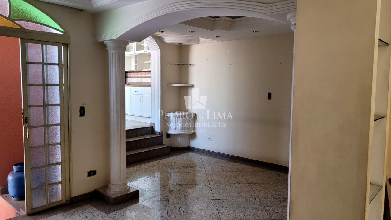 Sobrado Frontal, contendo 5 vagas, 3 suítes com armários, 2 suítes com sacadas, 3 salas, piscina.