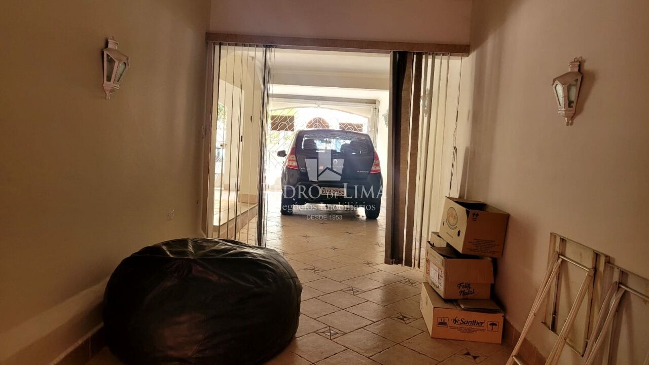 Sobrado Frontal, contendo 5 vagas, 3 suítes com armários, 2 suítes com sacadas, 3 salas, piscina.