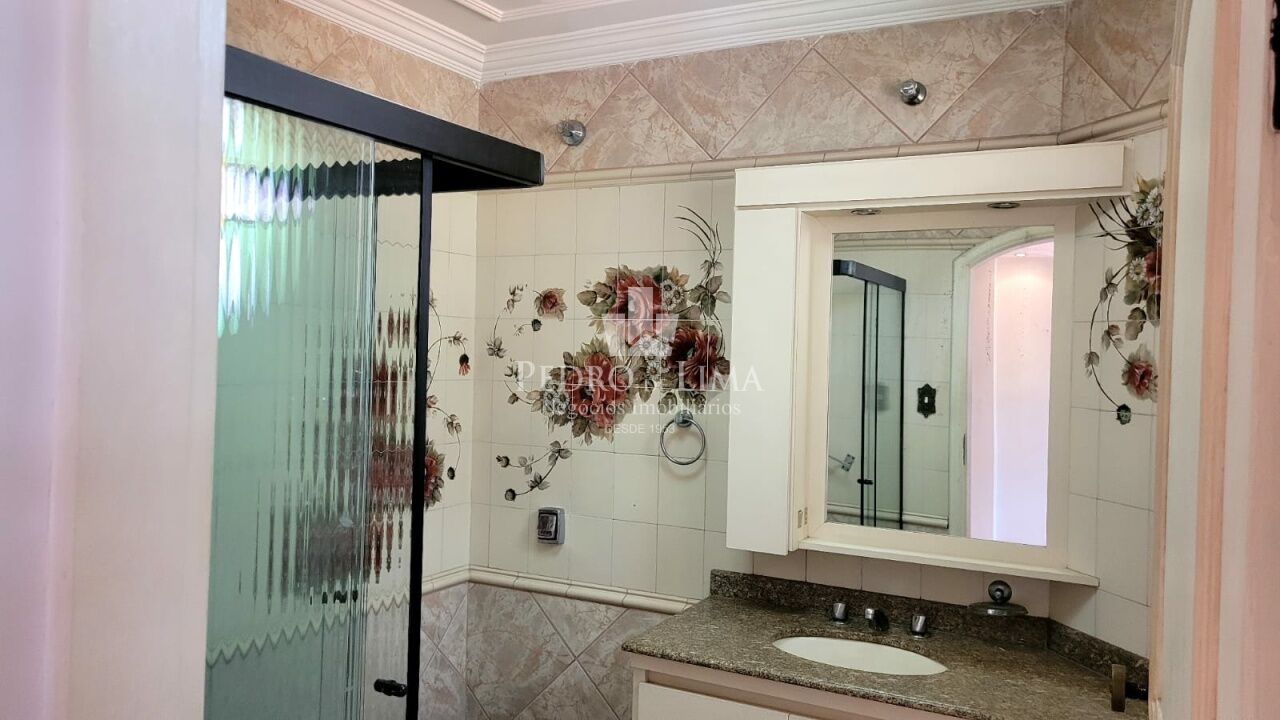 Sobrado Frontal, contendo 5 vagas, 3 suítes com armários, 2 suítes com sacadas, 3 salas, piscina.