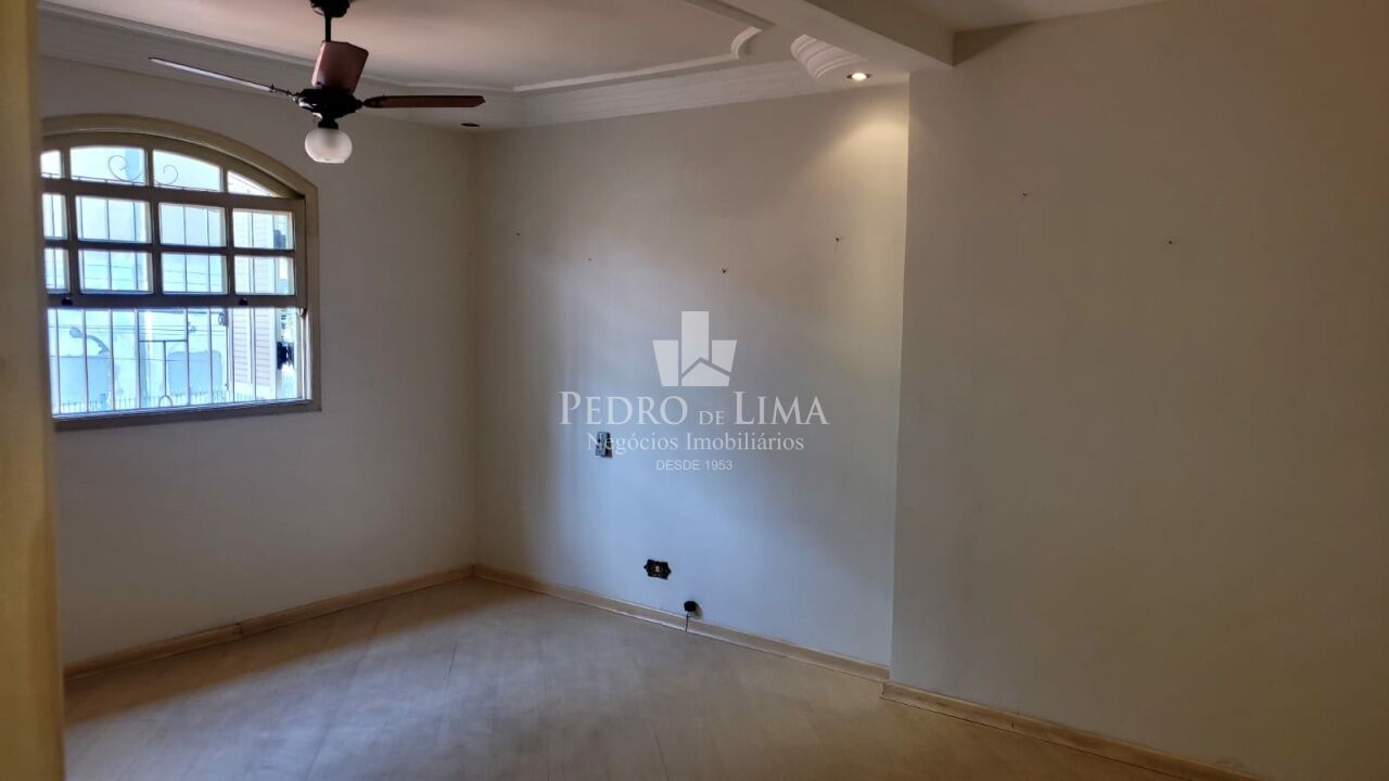 Sobrado Frontal, contendo 5 vagas, 3 suítes com armários, 2 suítes com sacadas, 3 salas, piscina.