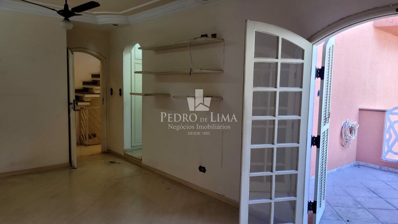 Sobrado Frontal, contendo 5 vagas, 3 suítes com armários, 2 suítes com sacadas, 3 salas, piscina.