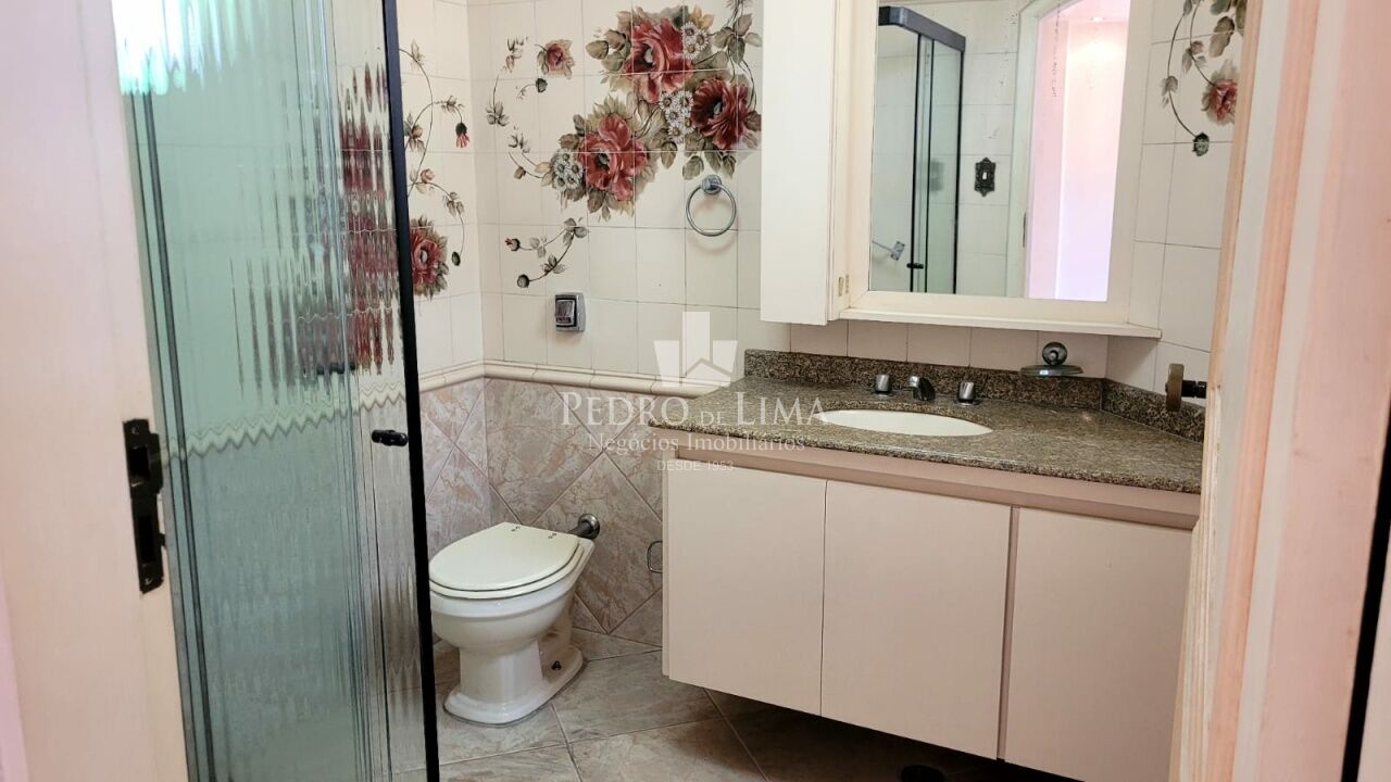 Sobrado Frontal, contendo 5 vagas, 3 suítes com armários, 2 suítes com sacadas, 3 salas, piscina.
