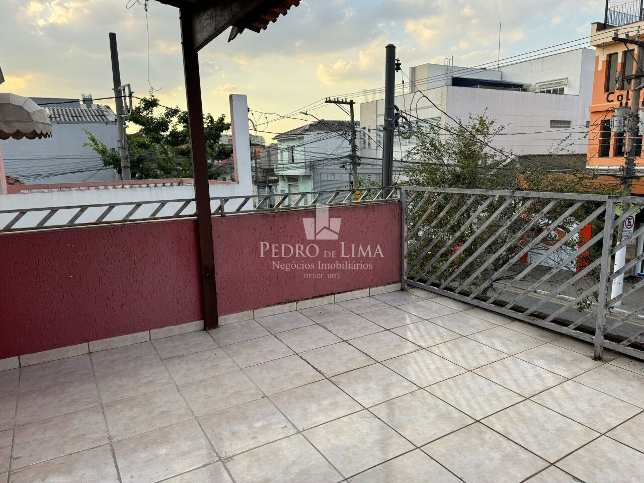 Sobrado frontal, 2 quartos, 2 vagas, Mooca