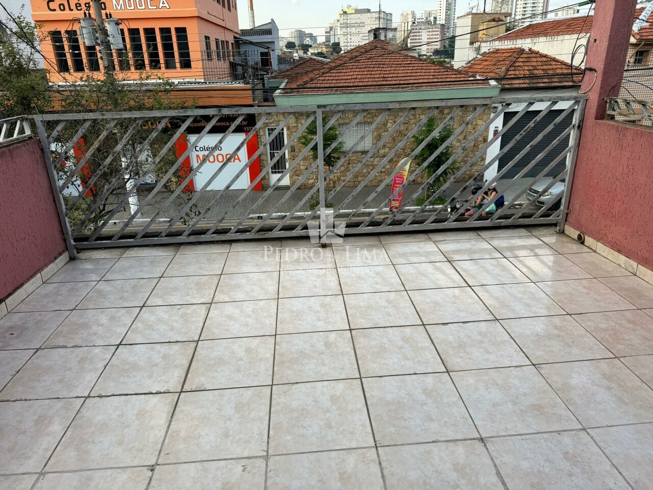 Sobrado frontal, 2 quartos, 2 vagas, Mooca
