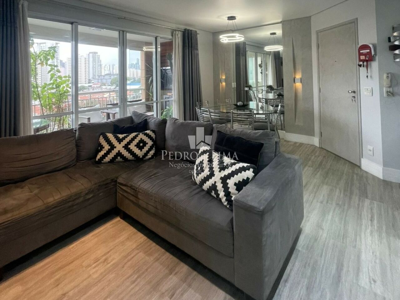 Condomínio Edifício Club Tuiuti 93m², ampla sala, 3 quartos, sendo 1 suíte, 2 vagas de garagem