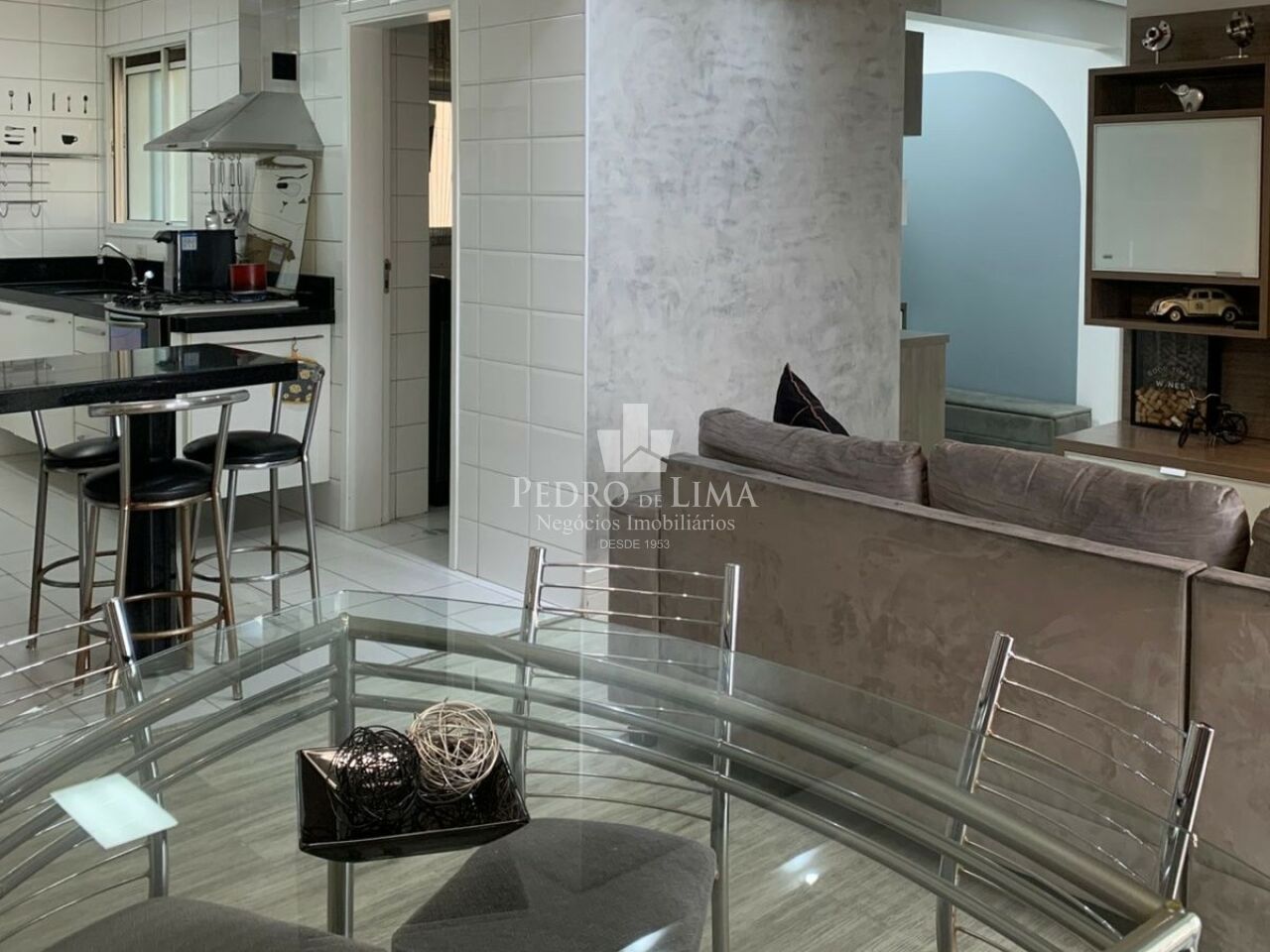 Condomínio Edifício Club Tuiuti 93m², ampla sala, 3 quartos, sendo 1 suíte, 2 vagas de garagem