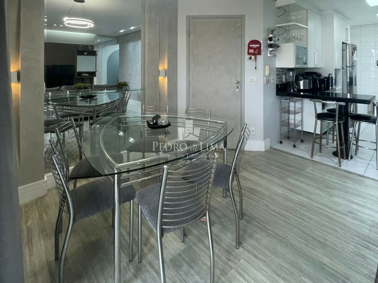 Condomínio Edifício Club Tuiuti 93m², ampla sala, 3 quartos, sendo 1 suíte, 2 vagas de garagem
