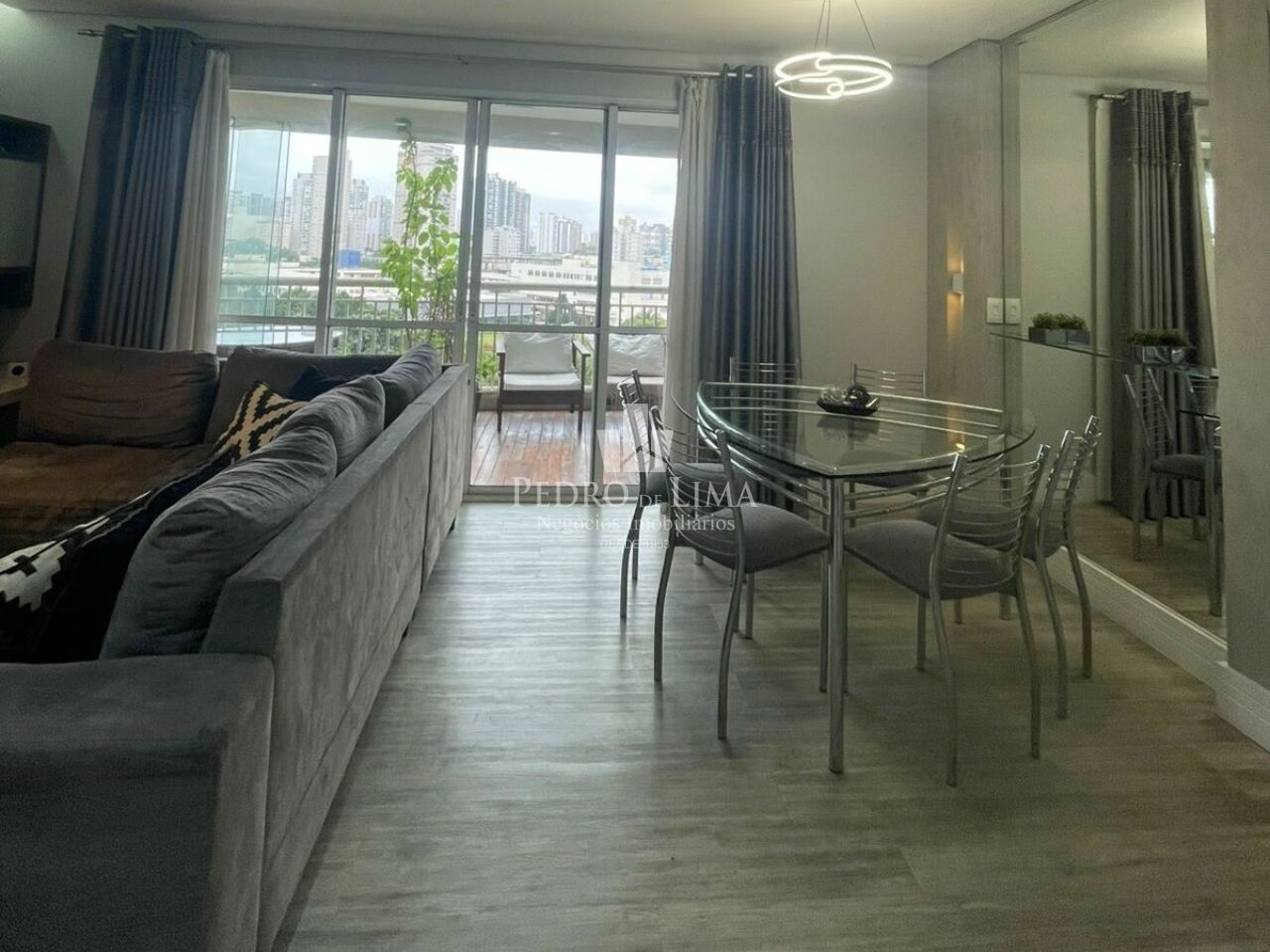 Condomínio Edifício Club Tuiuti 93m², ampla sala, 3 quartos, sendo 1 suíte, 2 vagas de garagem