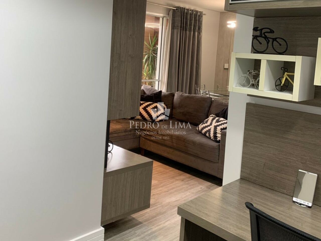 Condomínio Edifício Club Tuiuti 93m², ampla sala, 3 quartos, sendo 1 suíte, 2 vagas de garagem