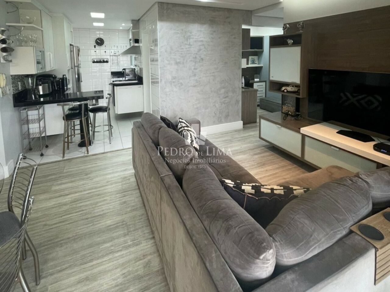 Condomínio Edifício Club Tuiuti 93m², ampla sala, 3 quartos, sendo 1 suíte, 2 vagas de garagem