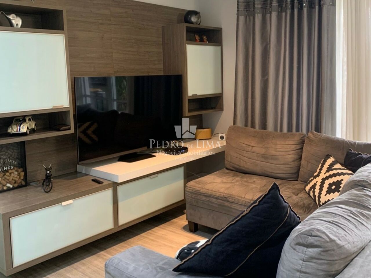 Condomínio Edifício Club Tuiuti 93m², ampla sala, 3 quartos, sendo 1 suíte, 2 vagas de garagem