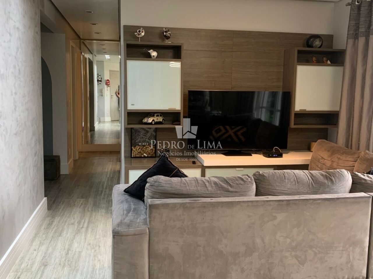 Condomínio Edifício Club Tuiuti 93m², ampla sala, 3 quartos, sendo 1 suíte, 2 vagas de garagem