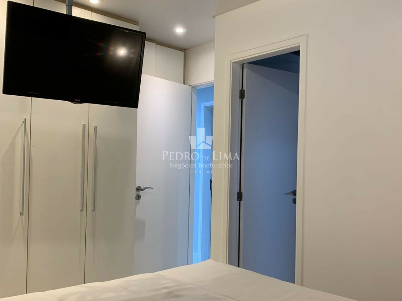 Condomínio Edifício Club Tuiuti 93m², ampla sala, 3 quartos, sendo 1 suíte, 2 vagas de garagem