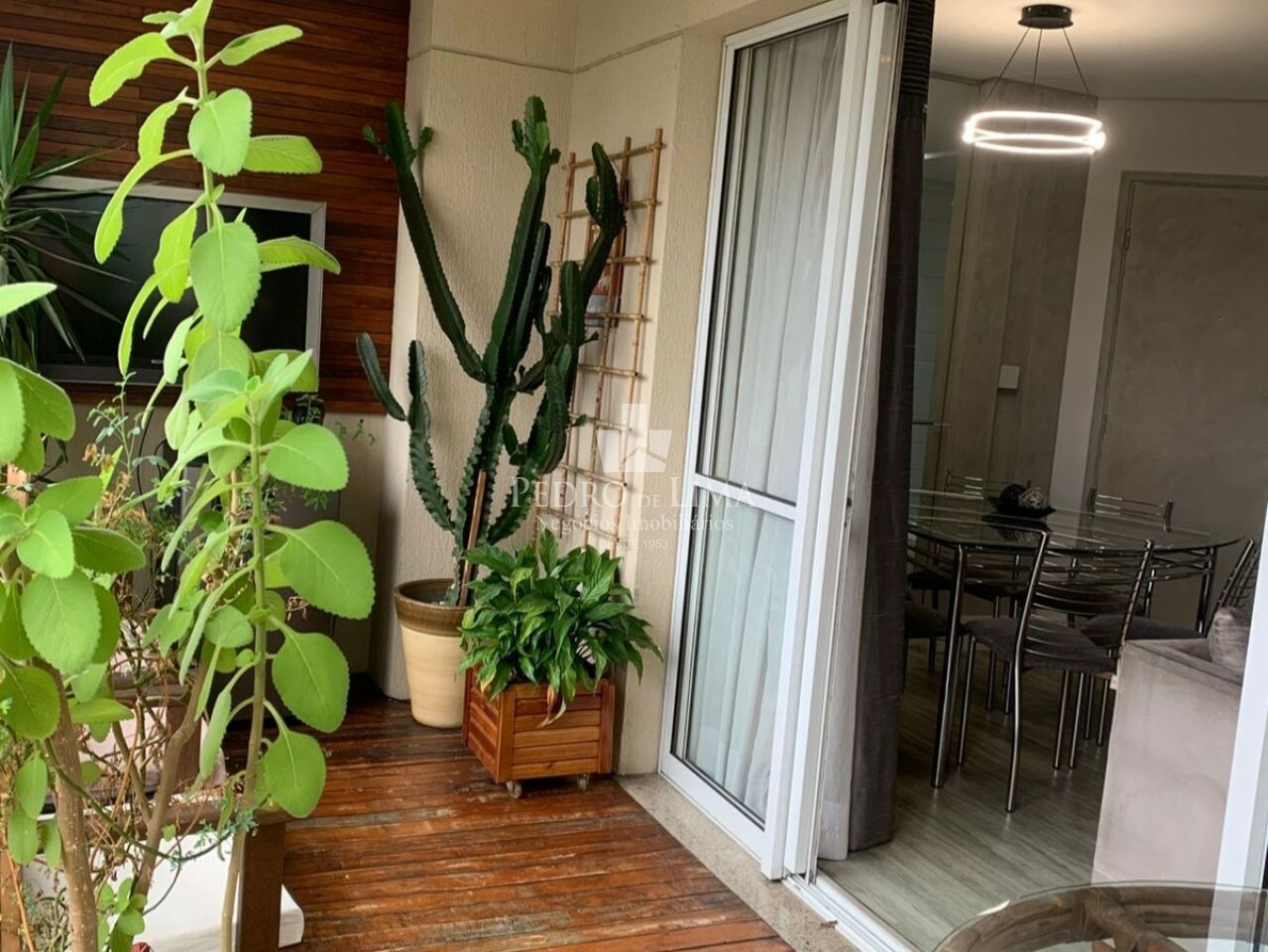 Condomínio Edifício Club Tuiuti 93m², ampla sala, 3 quartos, sendo 1 suíte, 2 vagas de garagem