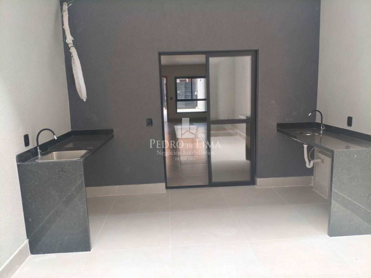 Sobrado NOVO com 4 quartos sendo 1 suíte, 2 vagas e área gourmet na Mooca