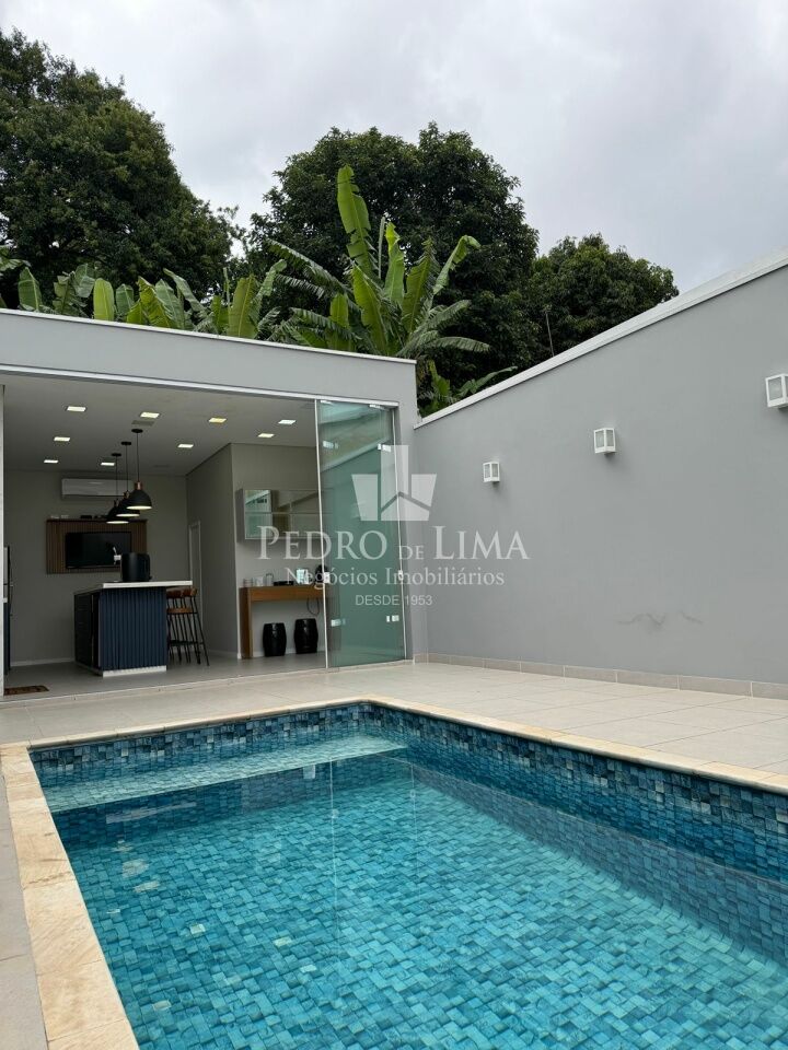 Casa Térrea com Piscina 2 dormitórios sendo 1 suíte 3 banheiros 2 vagas de garagem Vila Antonieta