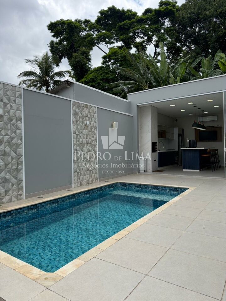 Casa Térrea com Piscina 2 dormitórios sendo 1 suíte 3 banheiros 2 vagas de garagem Vila Antonieta