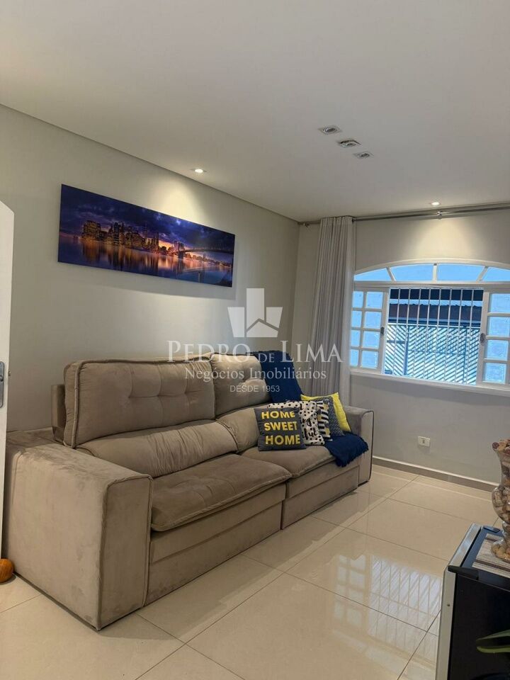 Casa Térrea com Piscina 2 dormitórios sendo 1 suíte 3 banheiros 2 vagas de garagem Vila Antonieta