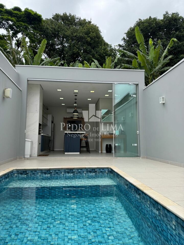 Casa Térrea com Piscina 2 dormitórios sendo 1 suíte 3 banheiros 2 vagas de garagem Vila Antonieta