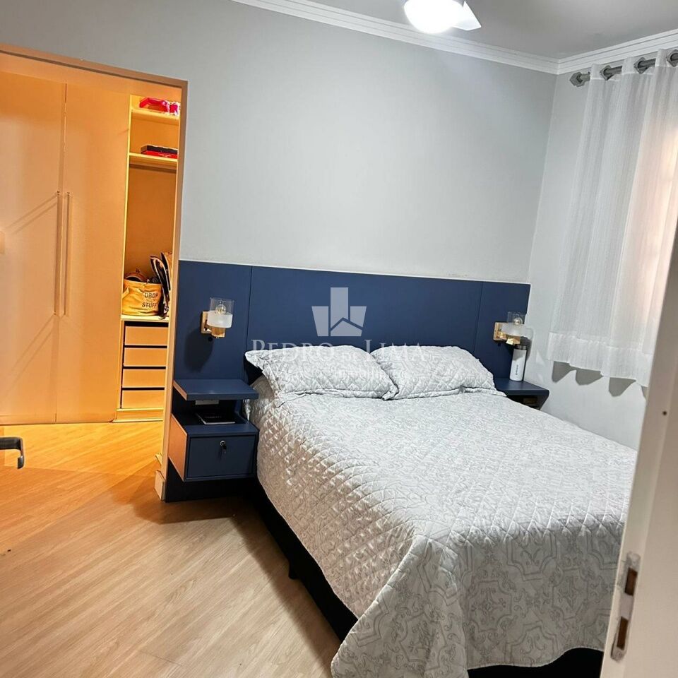 Casa Térrea com Piscina 2 dormitórios sendo 1 suíte 3 banheiros 2 vagas de garagem Vila Antonieta