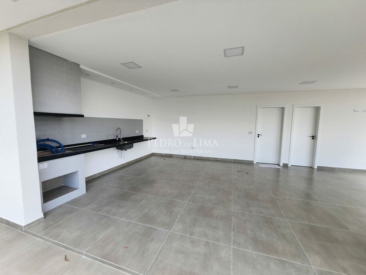 Sobrado Novo 4 suítes, 2 vagas com piscina e área gourmet - condomínio Real Park Arujá