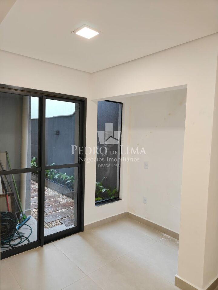Sobrado com espaço gourmet, 3 quartos sendo 3 suítes, 2 vagas de garagem na Vila Ema