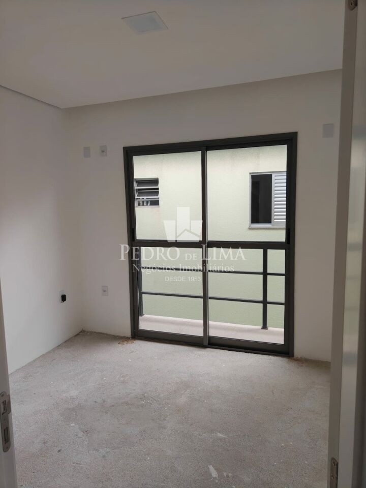 Sobrado com espaço gourmet, 3 quartos sendo 3 suítes, 2 vagas de garagem na Vila Ema