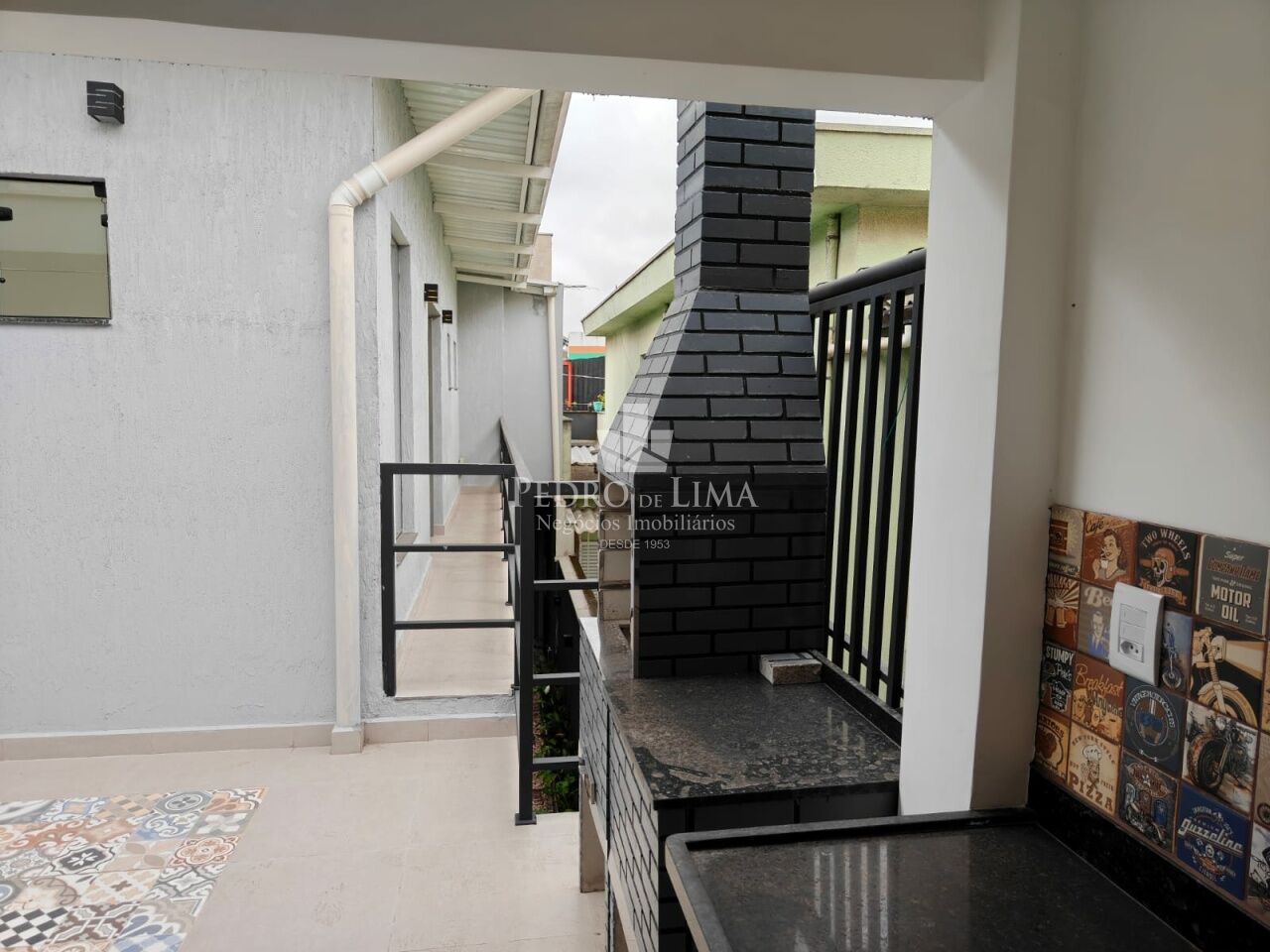 Sobrado com espaço gourmet, 3 quartos sendo 3 suítes, 2 vagas de garagem na Vila Ema