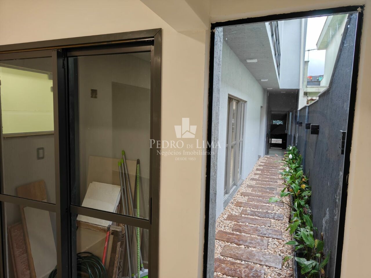 Sobrado com espaço gourmet, 3 quartos sendo 3 suítes, 2 vagas de garagem na Vila Ema