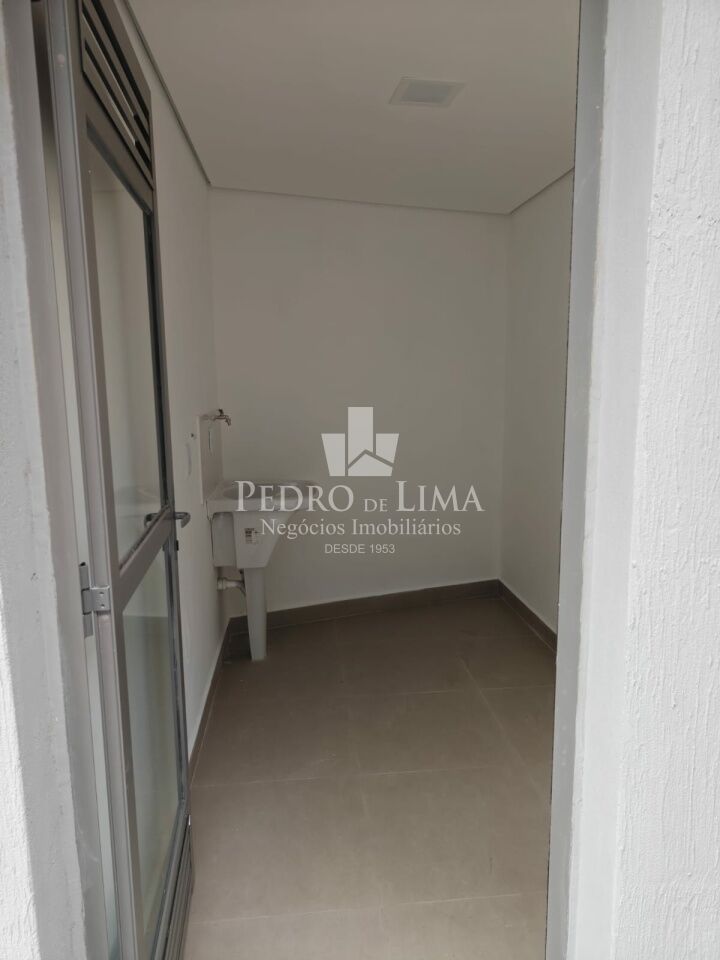 Sobrado com espaço gourmet, 3 quartos sendo 3 suítes, 2 vagas de garagem na Vila Ema