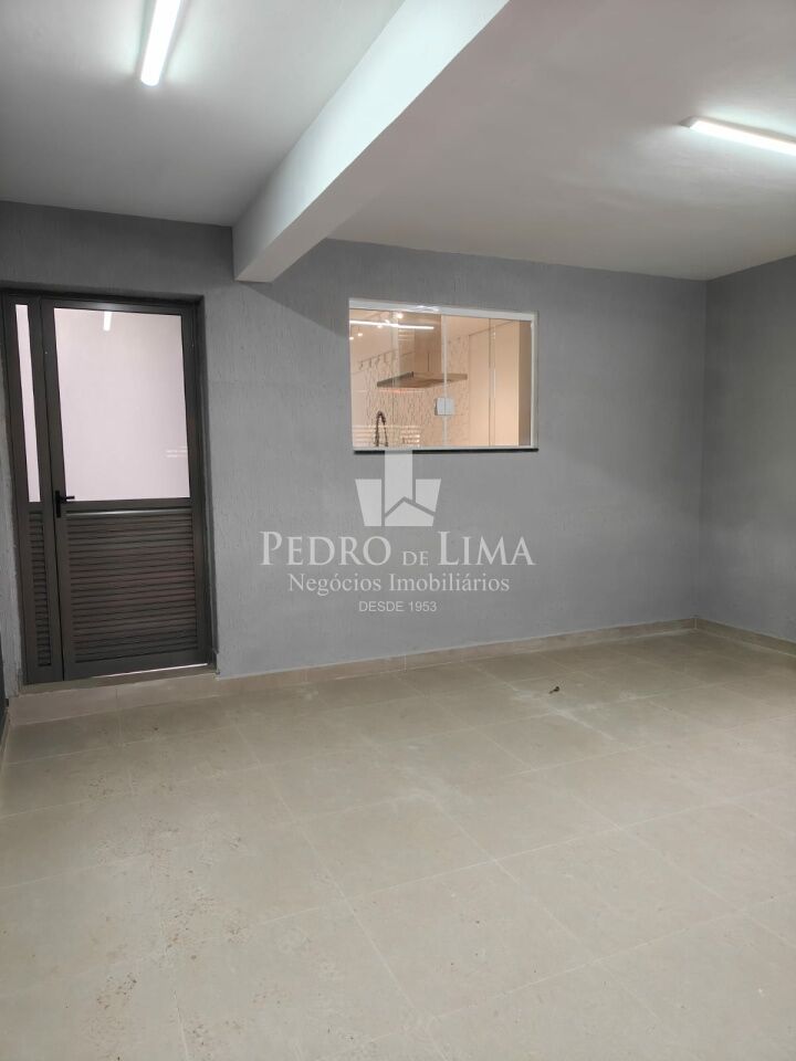 Sobrado com espaço gourmet, 3 quartos sendo 3 suítes, 2 vagas de garagem na Vila Ema