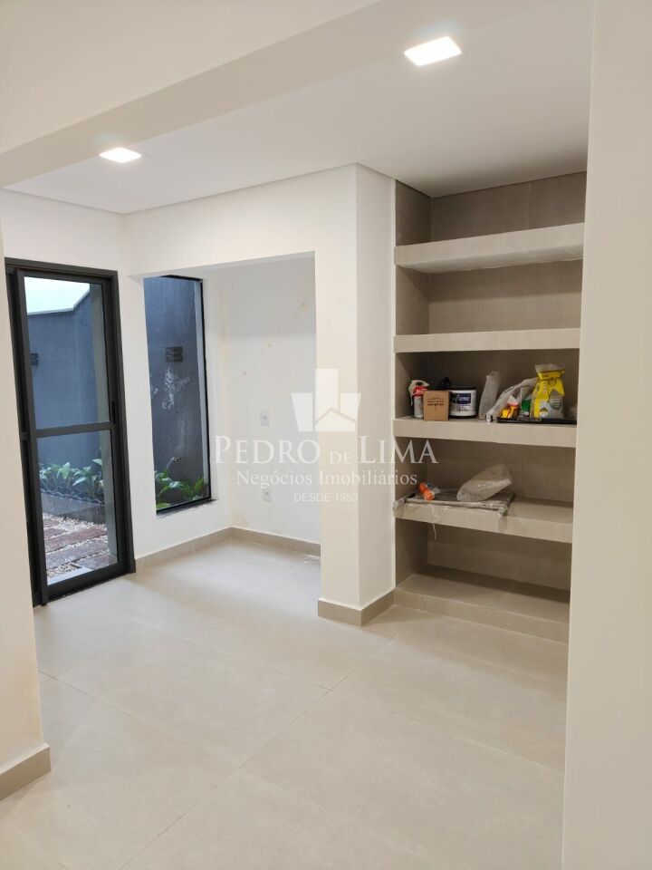 Sobrado com espaço gourmet, 3 quartos sendo 3 suítes, 2 vagas de garagem na Vila Ema